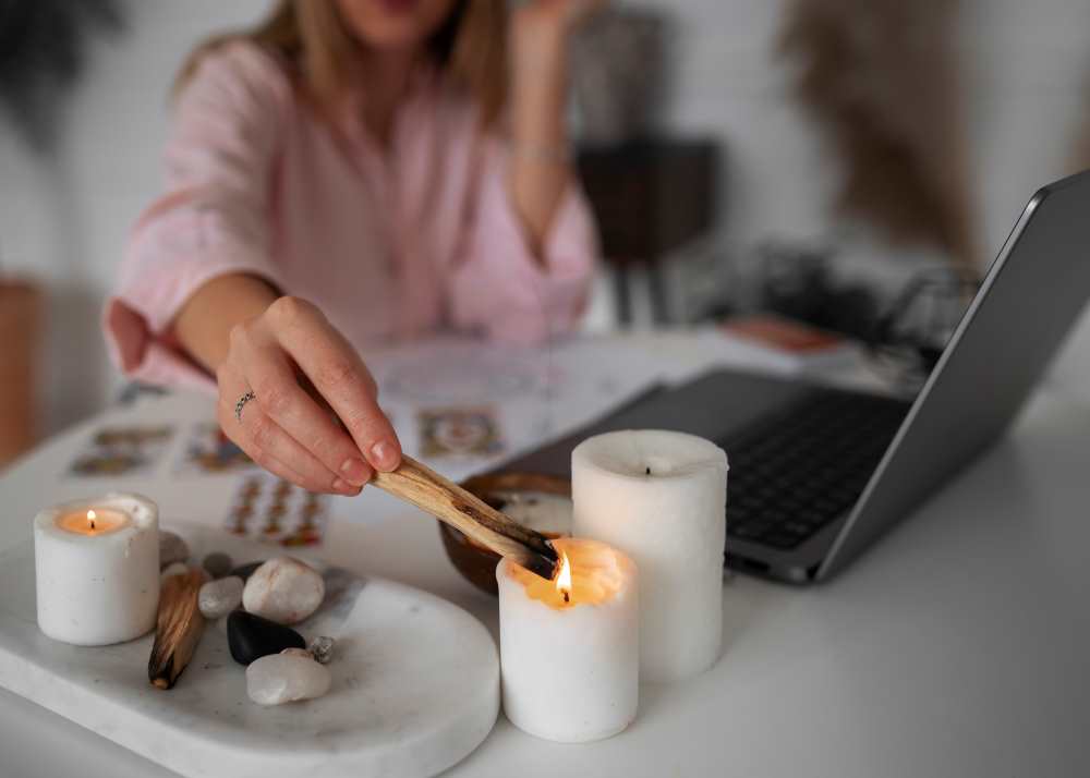Žena, která se snaží zbavit negativní energii v domě pomocí palo santo 